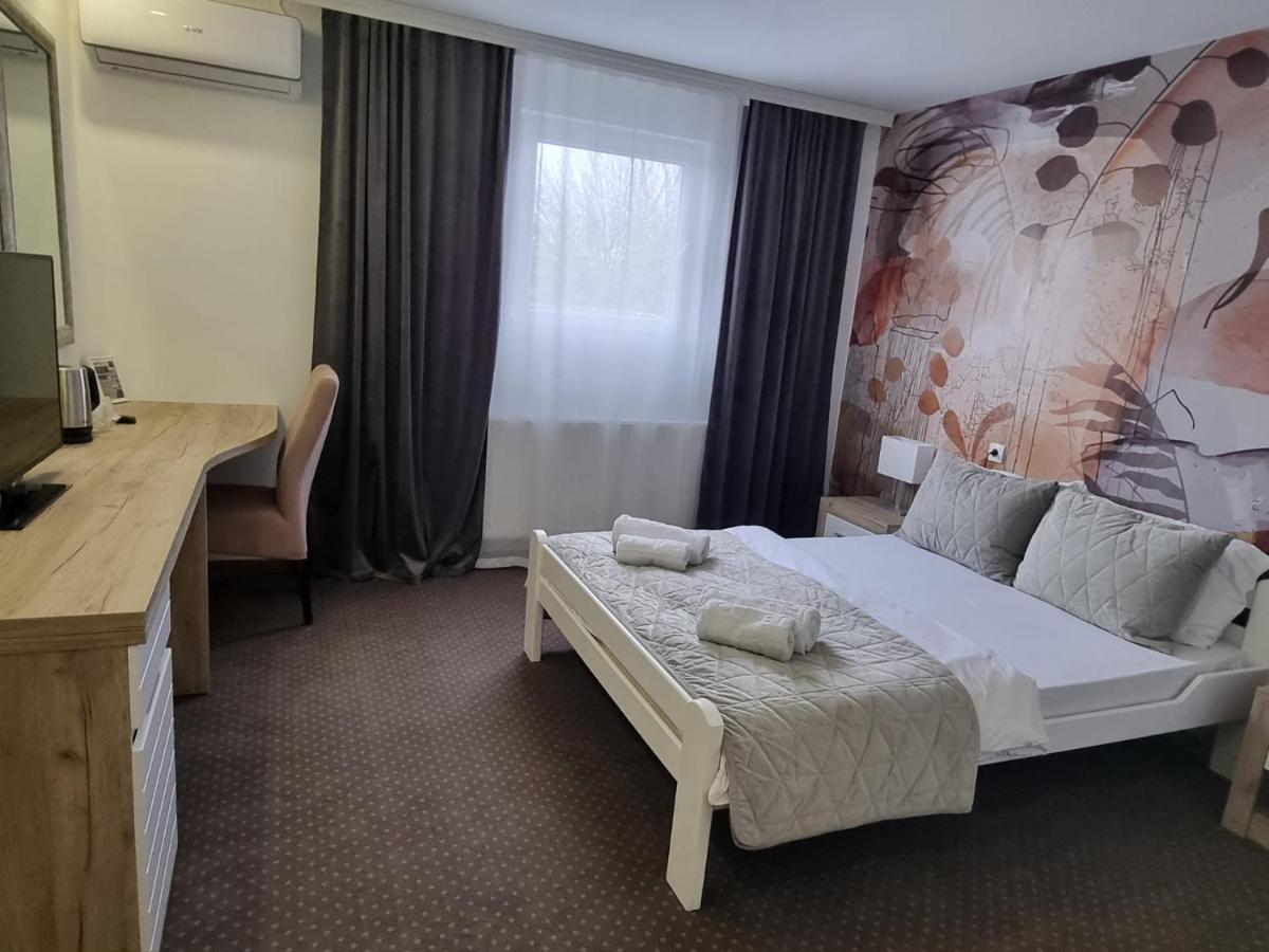 Plaza La - Night And Spa Sremska Mitrovica Ngoại thất bức ảnh