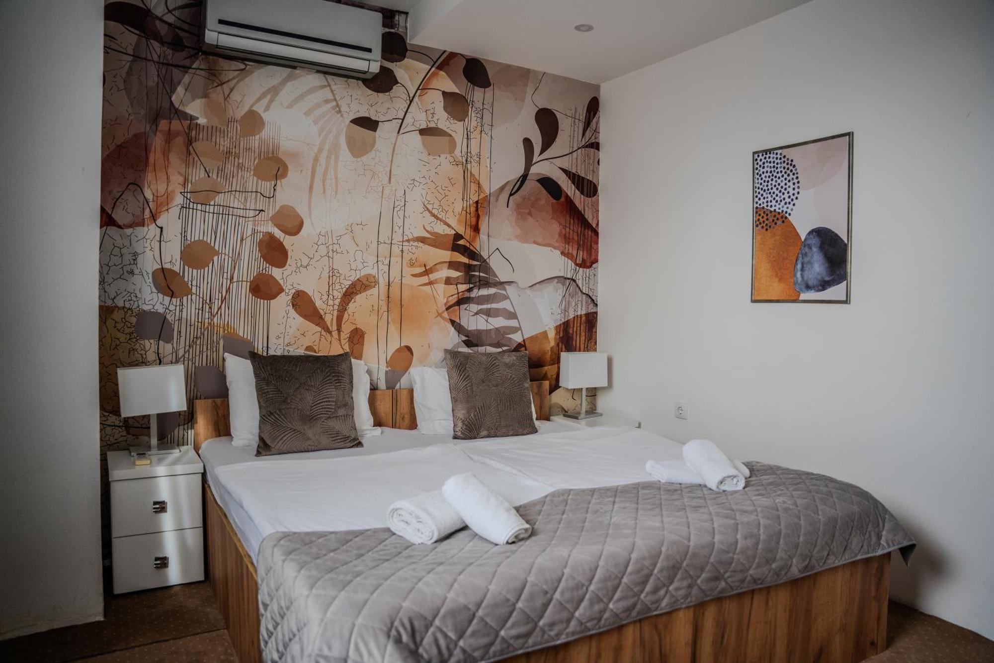 Plaza La - Night And Spa Sremska Mitrovica Ngoại thất bức ảnh