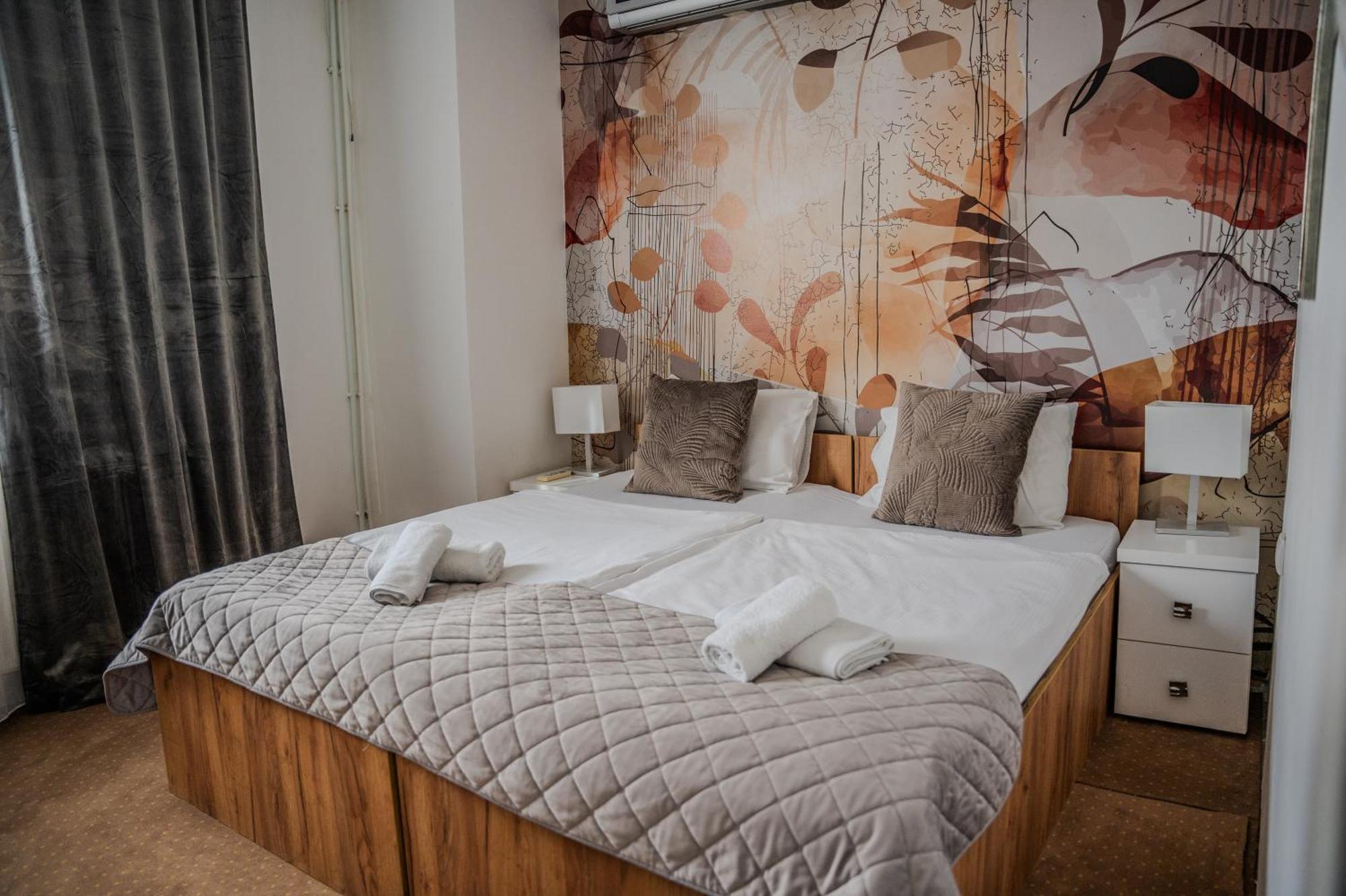 Plaza La - Night And Spa Sremska Mitrovica Ngoại thất bức ảnh