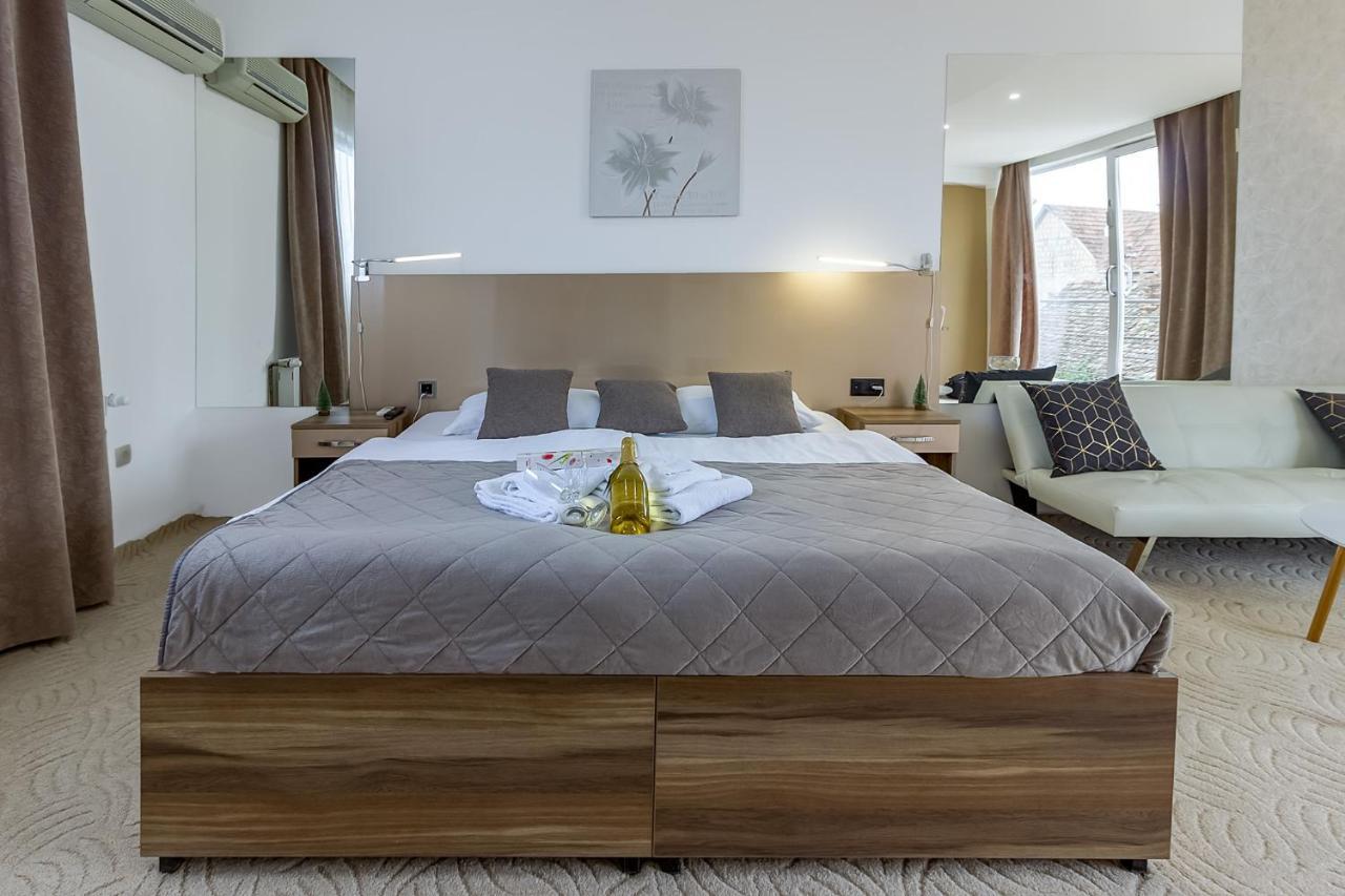 Plaza La - Night And Spa Sremska Mitrovica Ngoại thất bức ảnh